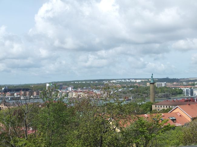 マストフッグ教会側から見たイエテボリの街。<br />写真右側に写っている、ぴょこっと飛び出た銅像は、<br />夫が無事に帰るよう願う漁師の妻の像。海の方向を見つめています。<br /><br />イエテボリは漁師の街だったんですね。