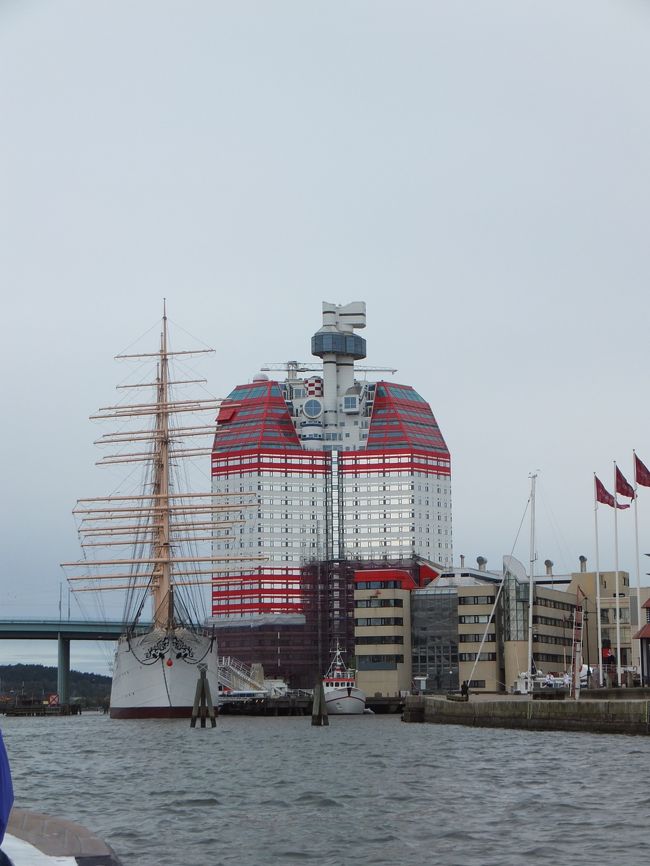 通称リップスティックと呼ばれるビルと、Barken Vikingという名前の客船。<br />客船は海外から購入、入港した後に、湾の入り口に客船より低い橋を作ってしまったため、<br />一度も出航したことがないのだとか。<br />イエテボリっ子うっかりすぎ(笑)<br /><br />ちなみに現在はホテル・レストランとして利用されているようです。<br /><br />Barken Viking[http://barkenviking.com/]