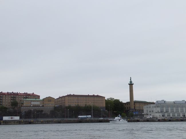 海から見る漁師の妻の像。