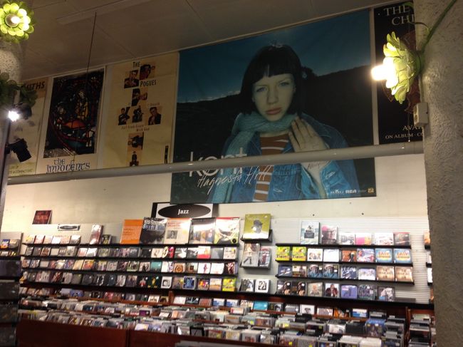 レコードショップのフロア。店内は写真に納まらない程度に大きかったです。<br /><br />壁には所狭しとアーティストのサイン入りポスターが！<br />私の好きなスウェーデンバンドKENTの巨大ポスターも発見☆<br />ちょうどKENTが新譜出したタイミングだったので、店内BGMもKENT。<br />せっかくなので、KENT含むCD数枚買いました。