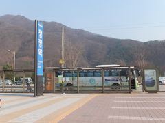 「清平」駅に着きました。
しばらく停まっていたバスも出発します。