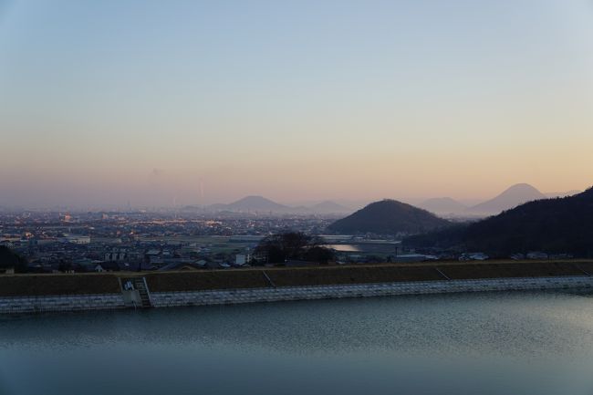 続いては、ほど近くにある出釈迦寺。少し高台にある駐車場から讃岐平野を見渡します。朝もやに小高い山がポツリポツリ。讃岐平野の典型的な風景ですね。