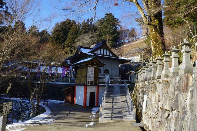 山門から上がる道は雪で閉鎖されていたので、奥の方から回ります。