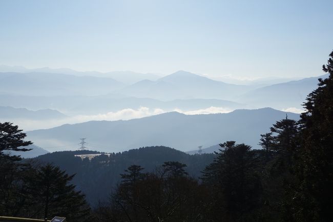山道から見える四国山脈。幽玄の世界ですね。