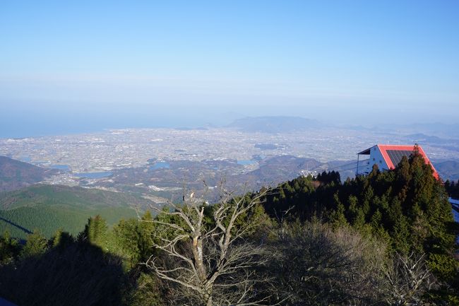 これは周囲ぐるりを見渡せる最高の眺望じゃないですか。瀬戸内海側はロープーウェイ駅や