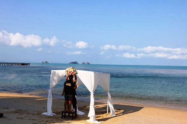 早朝７時くらいから設営準備開始<br />アマサンのヴィラの前浜辺に設営