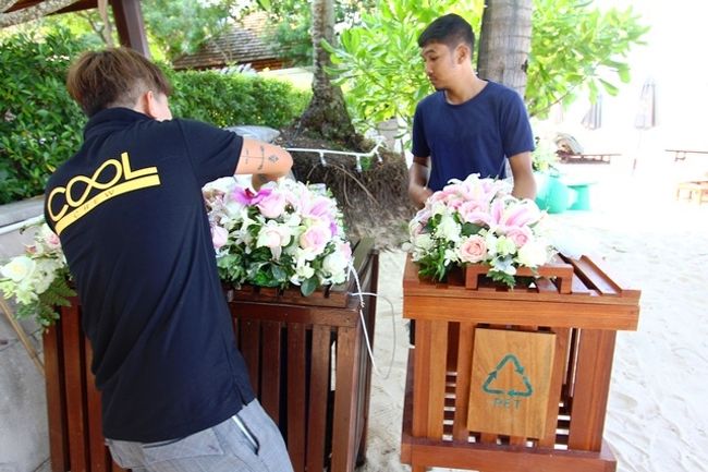 スタッフは頑張る<br />アマサンも活け込みたい気分<br />何もする事無いのがソワソワ感を誘う<br />父は無力の時間帯<br />カメラ片手にウロウロするアマサン(笑)