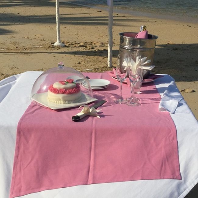 事前の打ち合わせで知った<br />タイでウェディングケーキは無い<br />何とかしてと懇願<br />スパクリングワインはアマサン呑みたいと伝え、ホテルからプレゼント