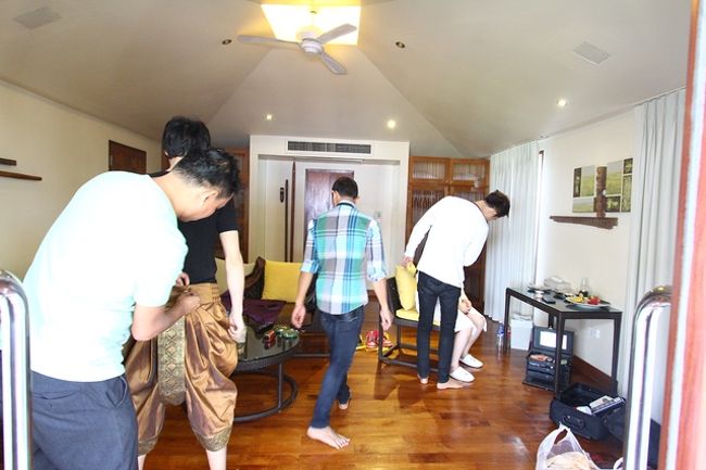 スタッフさんに囲まれてドレスアップ風景<br /><br />朝７時突然のルームサービスに起こされ<br />シャワーを即されてからの風景です<br />