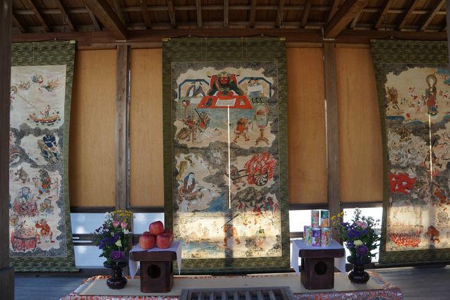 空海が阿弥陀如来を描き本尊として安置したことも関連してか、本堂前には仏画がいくつか掛けてあって、目を引きました。<br />本来であれば、善い行いをすれば、良い結果となる。悪いことをすれば悪い結果となるとか。これで絵解きをするんだと思います。