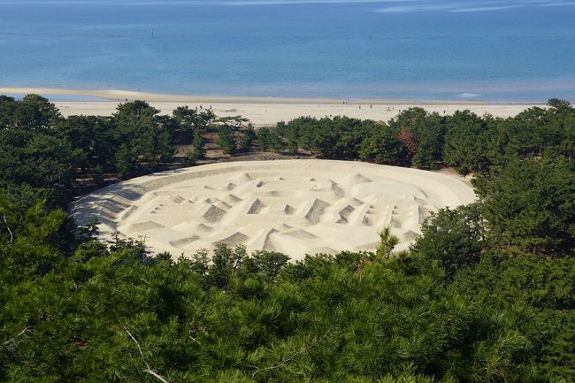 そこから見ると、少し斜めからの眺めになってしまいます。光の加減で、こっちがよくなることもあるかもしれませんが、さっきの石からの方がやっぱり迫力があるように思います。