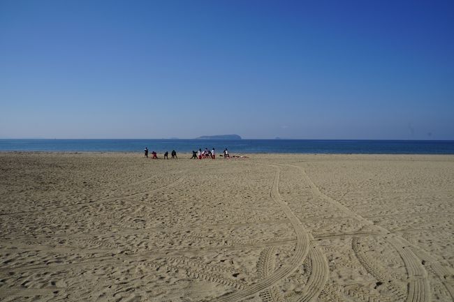 海側に出ると、瀬戸内海に面した遠浅の白い砂浜が現れます。
