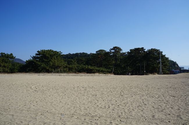 陸地を振り返ると、さっきの展望台のある琴弾山が正面に見える。さきほど銭型砂絵を見た位置もよく分かりました。冬でしたが、砂浜では若い人のグループが遊んでいたりして、とても気持ちのいい場所だと思います。