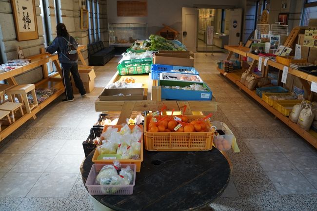 琴弾公園の辺りに道の駅があるはずなんだけどなあと探しましたが、なかなか見つからない。結局、見つけたんですが、これはいわゆる道の駅のイメージではない。建物の前にちょっとした駐車スペースがあるだけで、広々とした道の駅と思って探すと見つからないわけです。中には、野菜や果物の生鮮品コーナーもありますが、品数は限られるし、どうしたのかなあというような道の駅です。