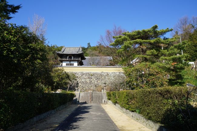 琴弾公園のエリアを後にして、もう一つ気になっていたのが、この一夜庵。<br />
