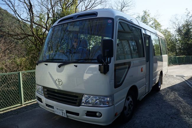 寺は標高382mの弥谷山南麓にあって、登れないこともないようですが、駐車場からは専用のシャトルバスを使って上りました。<br /><br />