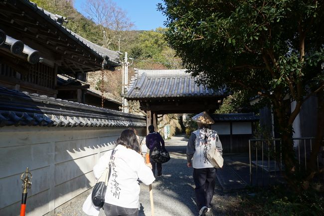 始まりは、聖武天皇の勅願により行基が堂宇を建立したことから。