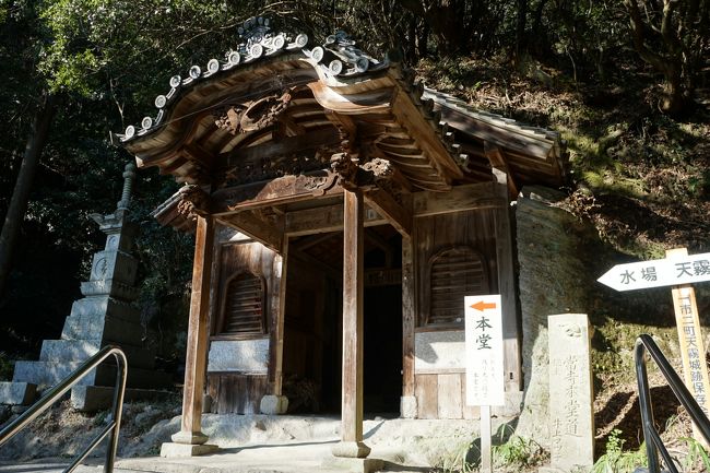 真言宗なので当然ではあるのですが、山岳仏教の修験道の匂いが色濃くあって、途中途中の岩を利用した施設も迫力があります。これは岩窟の護摩堂。岩に埋め込まれたような建物がちょっと異様です。
