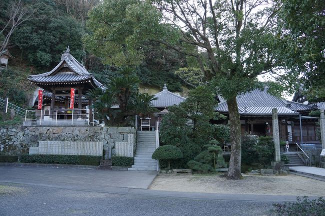 始まりは、空海が岩窟に毘沙門天を祀ったこと。そして、その後、嵯峨天皇の勅命を受けた満濃池の修築に成功した空海は、朝廷から与えられた褒美の一部で堂宇を建立したのだそうです。<br />一方で、境内は限られたスペース。八十八か所の他の寺と比べるとこじんまりとしていて地味な感じは否めません。