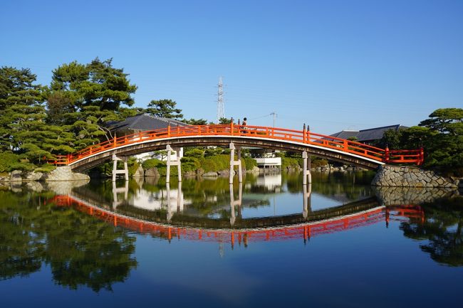 赤い邀月橋に丸い飛び石なども遊び心に富んでいて、面白い趣向。<br />香川は栗林公園だけではないよといいたい気持ちになりました。