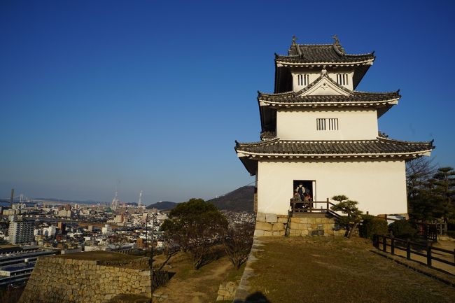 ところで、城の始まりは室町時代初期。管領細川頼之の重臣、奈良元安が築いた砦ですが、その後、秀吉から讃岐17万石を与えられた生駒親正が支城として築き、現在の城郭が完成します。天守は、この江戸時代に建てられた御三階櫓。