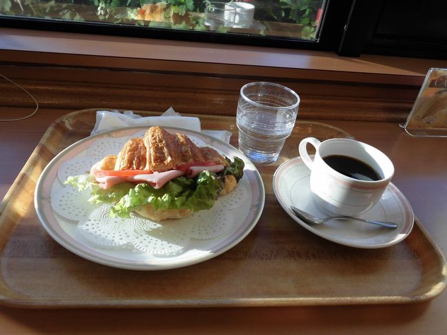 　宮崎空港の喫茶カンナで出発前の朝食をとりました。クロワッサンサンドと珈琲のセットです。ホットサンドも美味しいです。