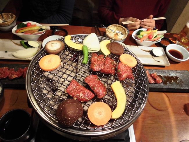 　お手頃価格の炭火焼きランチです。サラダ、焼き野菜、手作り豆腐、ご飯味噌汁、デザートにメインの飛騨牛で２０００円弱の主婦の見方メニューです。