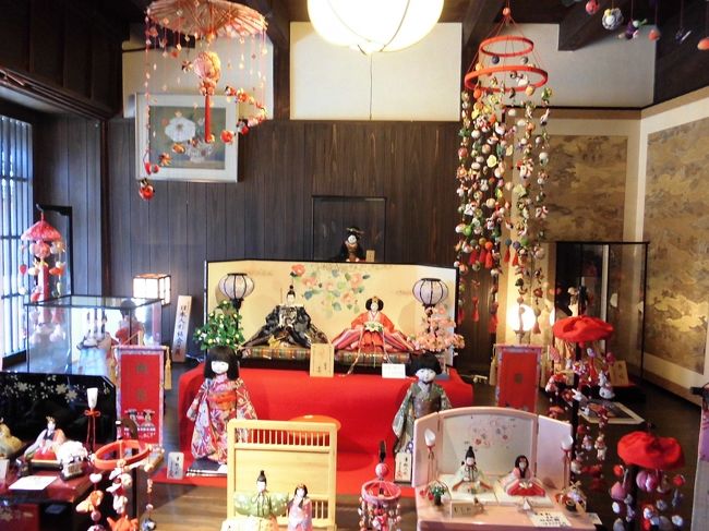　街中の喫茶店で見た雛飾りです。お茶を飲みに来た人が多かったので私たちは､おひな様だけ見せてもらいました。