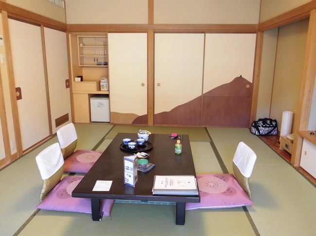 　一泊目の宿泊は岐阜グランドホテルです。長良川のほとりにあります。温泉があるのがポイントで決めました。明るい和室と広縁がいい感じです。