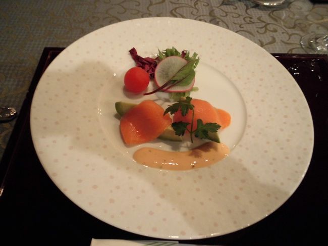 　夕食はスカイレストランレインボウでフレンチです。お箸で食べるフレンチというのに惹かれて予約しました。色どりきれいな前菜です。