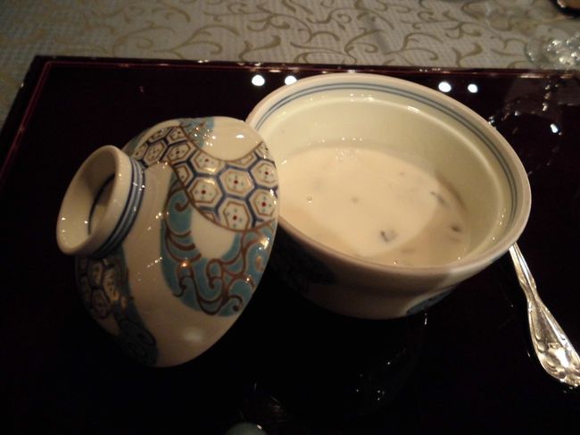 　器が素敵なスープ、キノコのポタージュだったと思います。