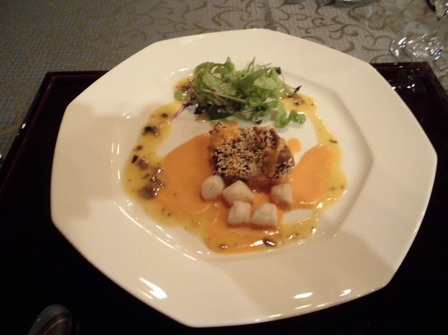 　こんがり焼かれた魚料理、量もちょうどよくて美味しく食べられました。ソースがフルーティーで美味しかったです。