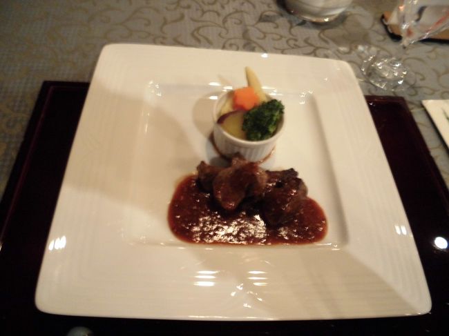 　メインの肉料理、食べやすいカットでした。醤油風味の和風ソースであっさり食べられました。