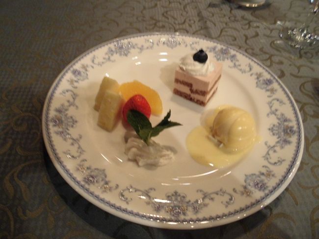 　お楽しみのデザートはケーキとアイスとフルーツの盛り合わせ、大満足のディナーでした。