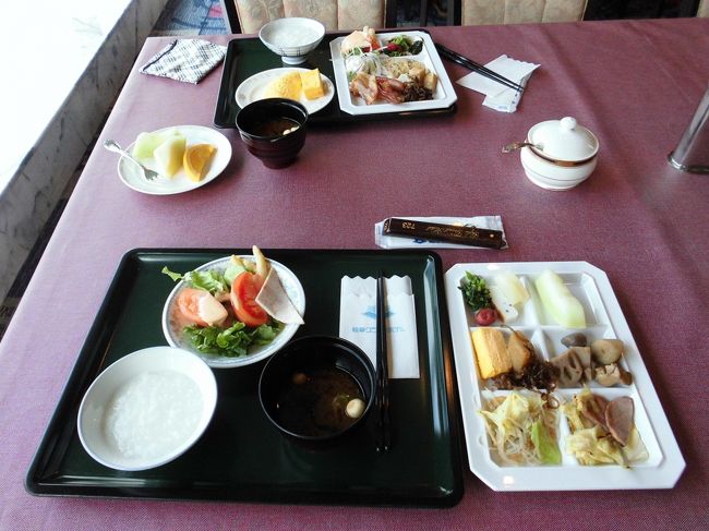 　翌朝、朝食はバイキングです。おかゆと和のお総菜、サラダを選びました。朝から温泉に入ってご飯もしっかり食べました。<br />