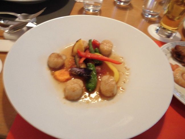 　夕食はホテル内のレストラン｢モンマルトル」です。メインをs欄で前菜やオードブルはビュッフェです。３人ともホタテのバター炒めを食べました。美味しかったです。