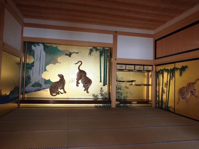 　本丸御殿にもいきました。金色の襖絵や障壁画が素晴らしかったです。忌め公開されているのは玄関と表書院です。