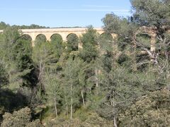 バルセロナを15時に出て100㎞のタラゴナで小休止。
ちょうど世界遺産の悪魔の橋 (ラス ファレラス水道橋)が
あるので観光です。