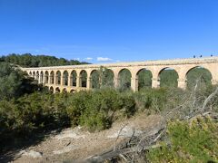 【タラゴナの遺跡群】と言うのが世界遺産の名前だそうです。
ローマ時代の遺跡だそうです。
悪魔の橋 (ラス ファレラス水道橋)もローマ時代ですが、
立派ですね。
水道（橋）が長く残っています。
タラゴナの町の遺跡には行きませんでした。
城塞や円形競技場など。