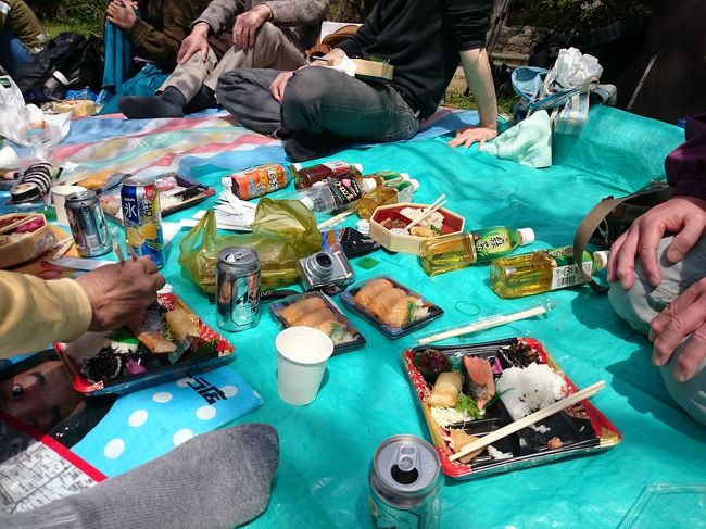 散らかっていてすみません・・<br /><br />イスラム教の学生以外はアルコールOKです。<br />ビールや酎ハイを飲み宴会開始！<br /><br />今日は先生以外、日本に来てまだ日が浅い学生ばかり。<br />日本語がよくわからない彼ら、英語が怪しい我ら・・<br /><br />全く問題ありません〜たどたどしい会話でもなんとか通じるもんですね。<br /><br />今日は母国語が英語圏の学生がいません。<br /><br />英語圏外の国に行ったことがある方はわかると思いますが、ホテル、レストランで発音、訛りなど聞き取りづらい英語を話す方も多いですよね。<br />しかし、彼らは私でもわかる綺麗な発音です（もちろん、知らない単語がかなーり多いですが）<br /><br />大学内では授業は英語＆日本語。留学生同士は全て英語だそう。<br /><br />やっぱり、英語って世界の共通語なんだよね〜