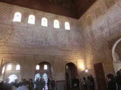 800年続いたイスラム王朝のハーレムもあったのでしょうか？
ここは大使の間
The Hall of the Abencerrages
と言われているナスル宮殿の部屋です。
大使を謁見したのでしょうね。