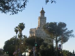 スペイン広場からは近いけど観光バスで移動し
黄金の塔
The Torre del Oro tower
前で降りて、グアダルキビル川に沿って少し歩き、
電車道を横切ってカテドラルに行きます。
黄金の塔が朝日に輝いています。
今は海洋博物館になっています。