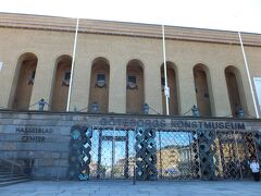 イエテボリ美術館に来てみました。
イエテボリカードで入場。
くるくる廻る巨大なポールダンサーの彫像が印象に残ってます。

この辺りで友人からメール。
「先週手術した歯が痛い。待ち合わせ遅れるかも…」
えっ手術？大変そうだ〜！
「無理しないでね。あなたに会いたかったけど、イエテボリまた来るから次回でもいいよ。」
と返信すると、すぐに返信が。
「私も会いたい！いま、痛み止め飲んだから！もし遅れるときは、また連絡する！」
おおおおお〜！友達の勢いに思わずニヤニヤしてしまいます(笑)
