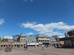 イエテボリ中央駅に到着しました。
写真の真ん中に写ってる、両手をあげたオッさんから声をかけられました。
「ねぇ、きみ中国人？泊まるとこあるの？うちに来なよ、一緒に寝ようよ！」
全力でお断りだ〜！！！！