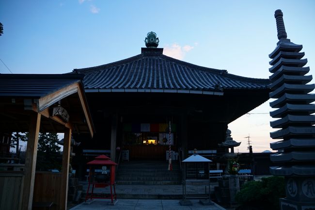 奥の本堂へ。<br />まだ朝早かったのですが、本堂には光が煌々と灯っていて、