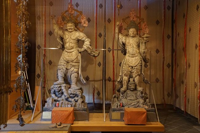 奥に建つ四天王立像が美しい。四天王は普通、邪鬼を踏んづけているんですが、ここはむしろ善男に支えられていたりして、ちょっと変わっていますねえ。