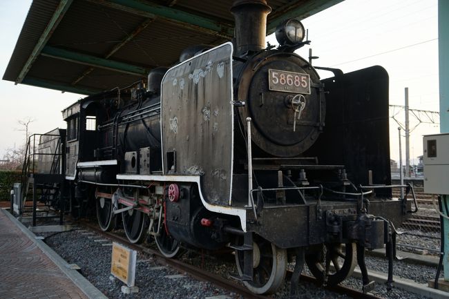 この後、長田 in 香の香で、うどんを食べるのですが、まだ店が開いていない。時間つぶしでもう少し周辺散策です。<br />これは、SLの碑というか、SLそのものが展示保存されているところ。<br />そして、地元の高校生が管理しているというのはどういうことなんでしょうか。このSLは公共のものだとは思うのですが、何かの意図があってのものでしょう。むしろ、そっちの方が気になりました。