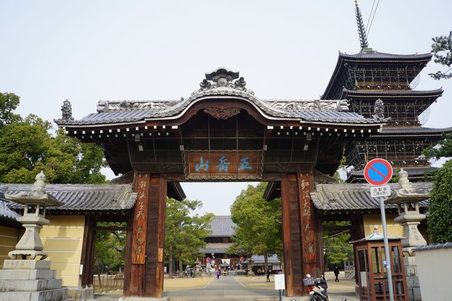 この南大門も軒唐破風は付いていますが高麗門の形式。金堂を正面に見るので、これが正門の位置づけだと思います。