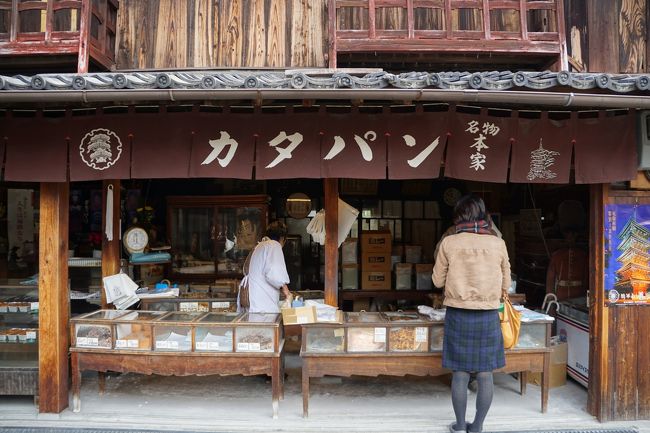 それは、善通寺の名物、カタパンのお店。早めに売り切れるということで早めに行ったつもりでしたが、大中小の大きさの大と中は既に売り切れでした。