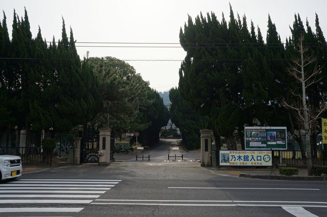 で、こっち方面に来たのは、旧日本軍関係の施設を見るため。<br />善通寺には、戦前、四国を管轄していた旧陸軍第11師団の、乃木記念室を始めとする関連施設が自衛隊の施設に引き継がれて残っているんです。これですね。<br />